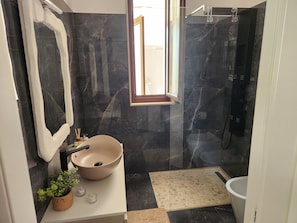 Doccia, asciugacapelli, bidet, asciugamani