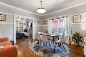 A dining area with a round table, chairs, and a patterned rug. - Charming 3-bedroom house in Tulsa with cool AC and comfort (Tulsa)