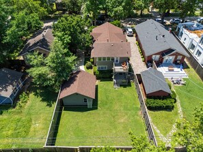 A residential area with multiple houses, a fenced yard, and a clear sky. - Charming 3-bedroom house in Tulsa with cool AC and comfort (Tulsa)