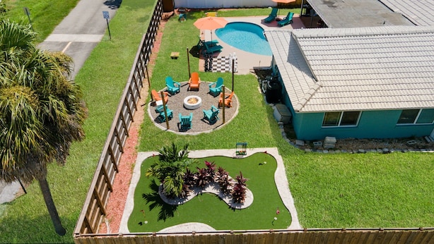 A residential property with a swimming pool, outdoor seating area, and a small garden. - Resort that is kid friendly and close to beaches with 4 BR and Pool in Seminole (Seminole)