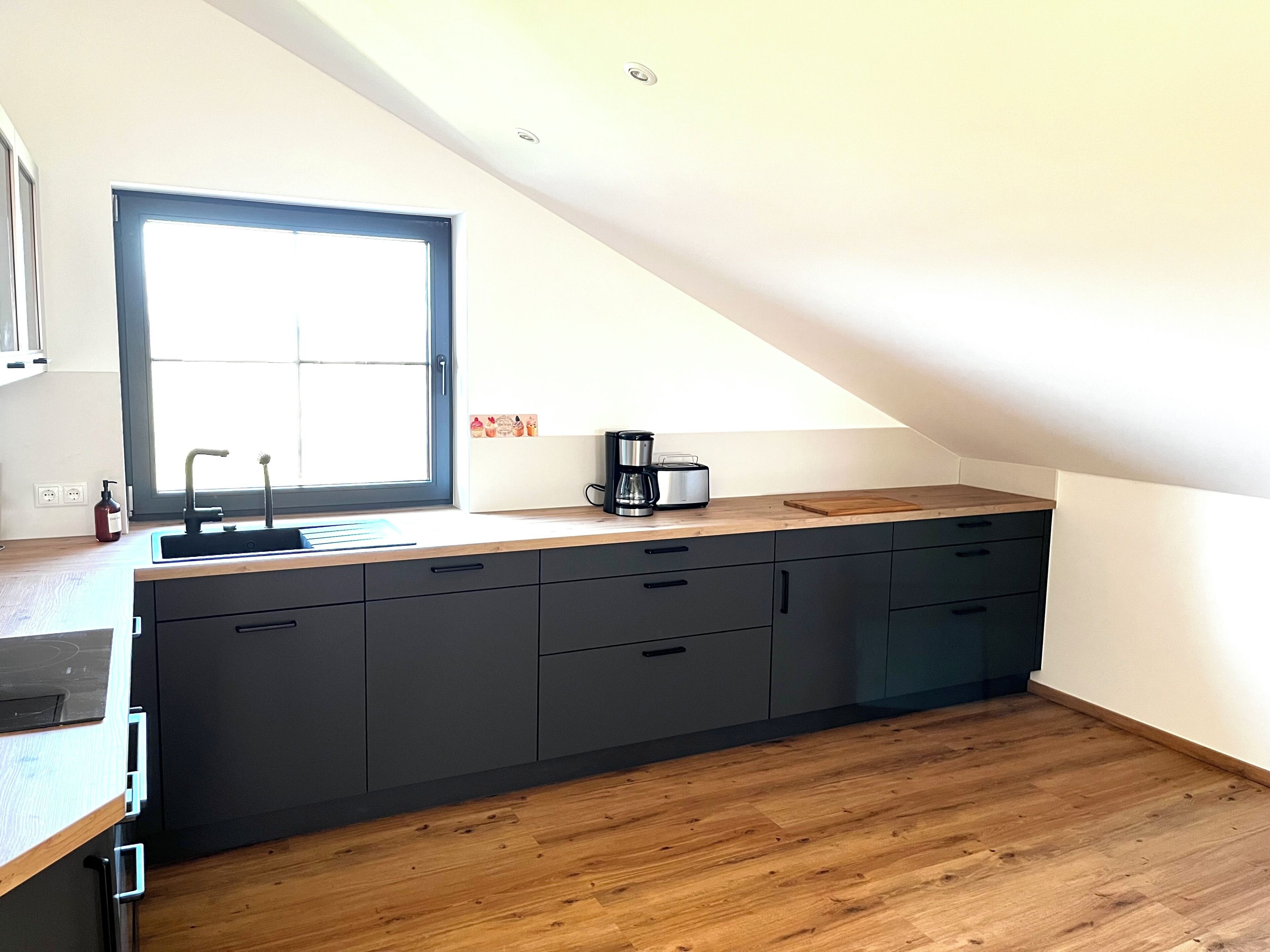 Coffee/tea maker, fridge, oven, stovetop