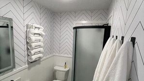 Haartrockner, Handtücher, Seife, Toilettenpapier