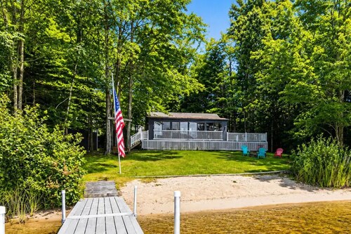 The Bear Necessecity Retreat / Private Beach, Dock, Kayaks, Fire Pit, Lake Views