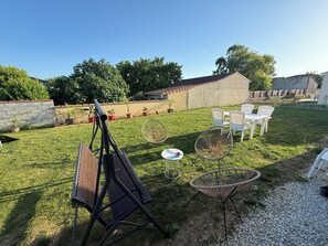 Outdoor dining - Smart home, EV charging station, air-conditioned, near Cognac, sleeps 6 (Châteaubernard)