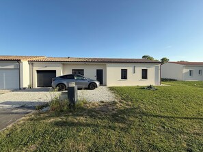 Exterior - Smart home, EV charging station, air-conditioned, near Cognac, sleeps 6 (Châteaubernard)