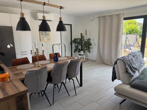 Dining - Smart home, EV charging station, air-conditioned, near Cognac, sleeps 6 (Châteaubernard)