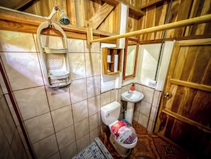Doppia Basic, patio, vista cortile | Bagno | Doccia, asciugamani, sapone, carta igienica