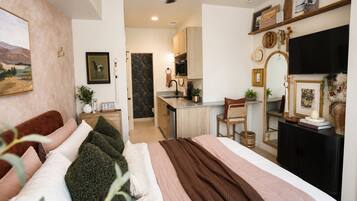1 bedroom, in-room safe, desk, iron/ironing board