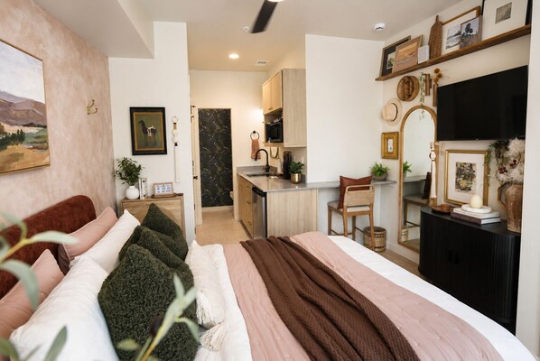 Room - Spanish-Inspired Private Studio Near Sloan’s Lake with Patio & Street Parking (Denver)