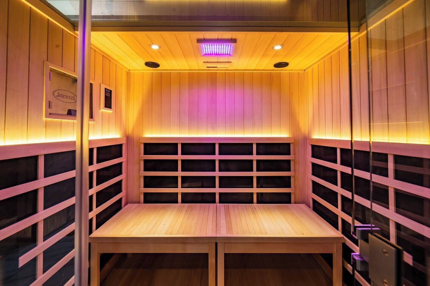 Eine Sauna mit Holzwänden und einer Sitzbank.