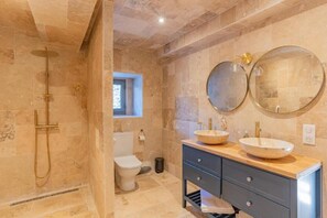 Haartrockner, Handtücher, Seife, Toilettenpapier