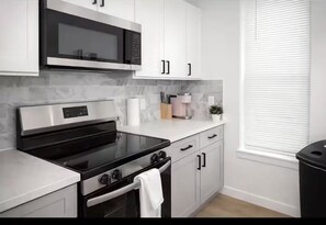 Private kitchen - Exotic Escapes | Modern Spacious 3BR Near Downtown (Houston)