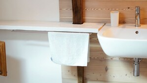 吹风机、毛巾、肥皂、卫生纸