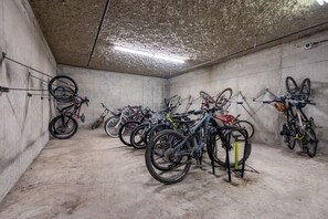 Ein Fahrradstellplatz mit mehreren an Ständern befestigten Fahrrädern.