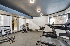 Ein Fitnessstudio mit Laufbändern, Ergometer und Krafttrainingsgeräten.