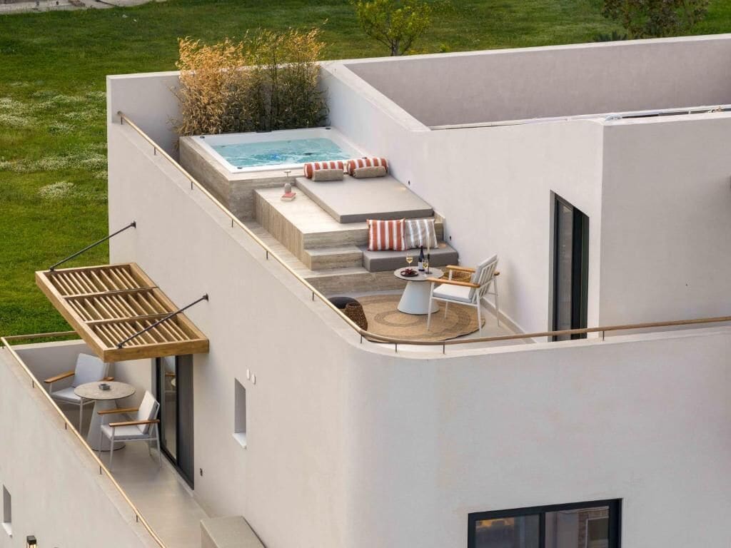 Terraço no telhado com hidromassagem, área de estar e pérgola.