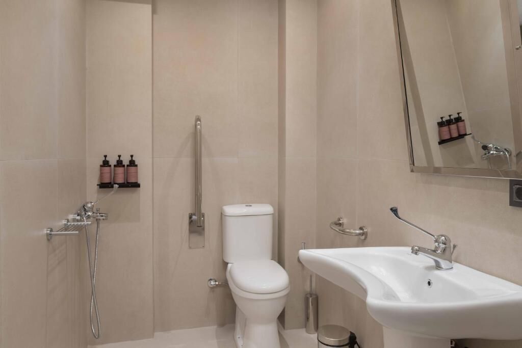 Une salle de bain moderne équipée de toilettes, d’une douche et d’un lavabo.