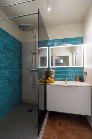 Hårtørrer, håndklæder, Sæbe, Toiletpapir