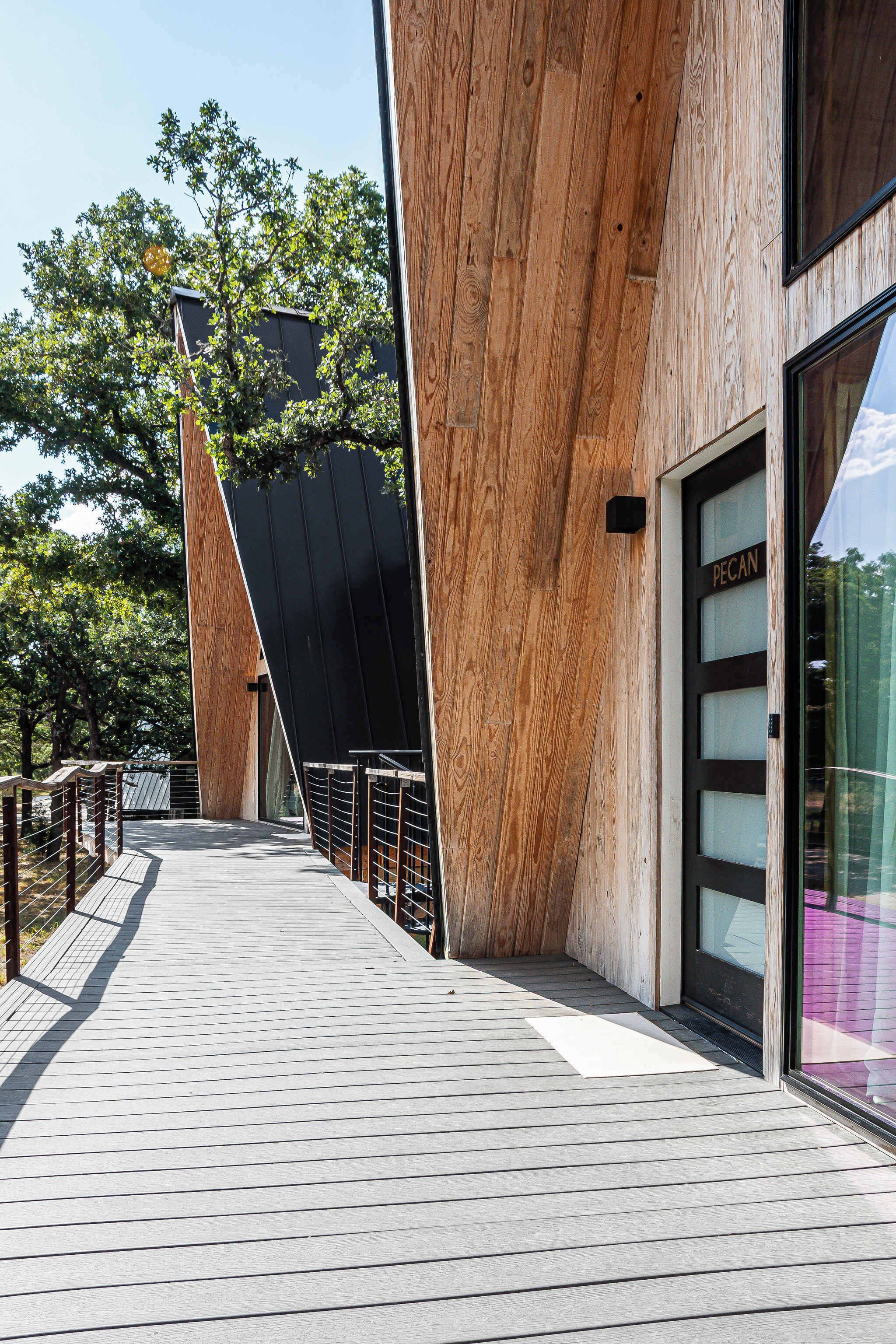 Un edificio moderno con fachada de madera y entrada de vidrio.