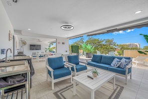Outdoor dining - Cozy Modern 1-bedroom apartment in downtown Clearwater close to beach (Clearwater)