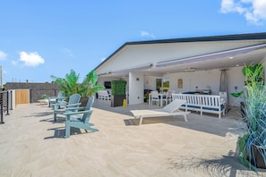 Outdoor dining - Cozy Modern 1-bedroom apartment in downtown Clearwater close to beach (Clearwater)