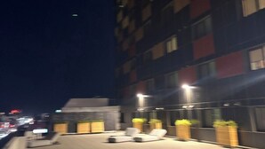 A rooftop terrace with a row of lounge chairs and planters. - unique small studio apartment close to roger’s (Edmonton)
