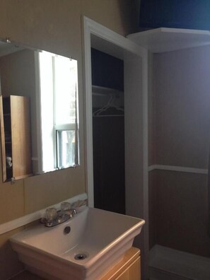 Single Room, City View | Bathroom - Queen West Jazz Stay (Toronto)