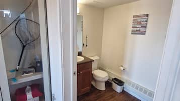 Combined shower/tub, free toiletries, towels, soap