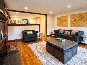 Ein modernes Wohnzimmer mit zwei Sofas, einem Couchtisch und einem Kamin.
