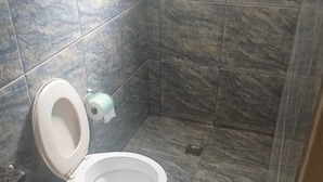 Suite básica | Baño | Tina con regadera 