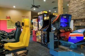 An indoor arcade with various gaming machines, including racing simulators and a craft room. - 2-bedroom hotel in perfect Branson with fitness room and AC / 1364m (Branson)