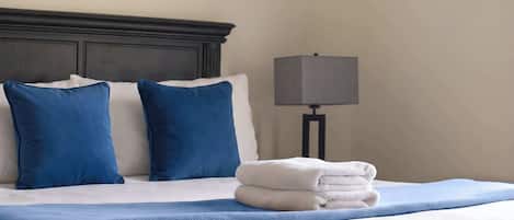 Tabla de planchar con plancha, cuna de viaje, wifi y ropa de cama