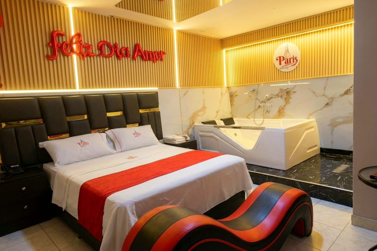 Comfort Room | Premium bedding, down comforters, laptop workspace, iron/ironing board