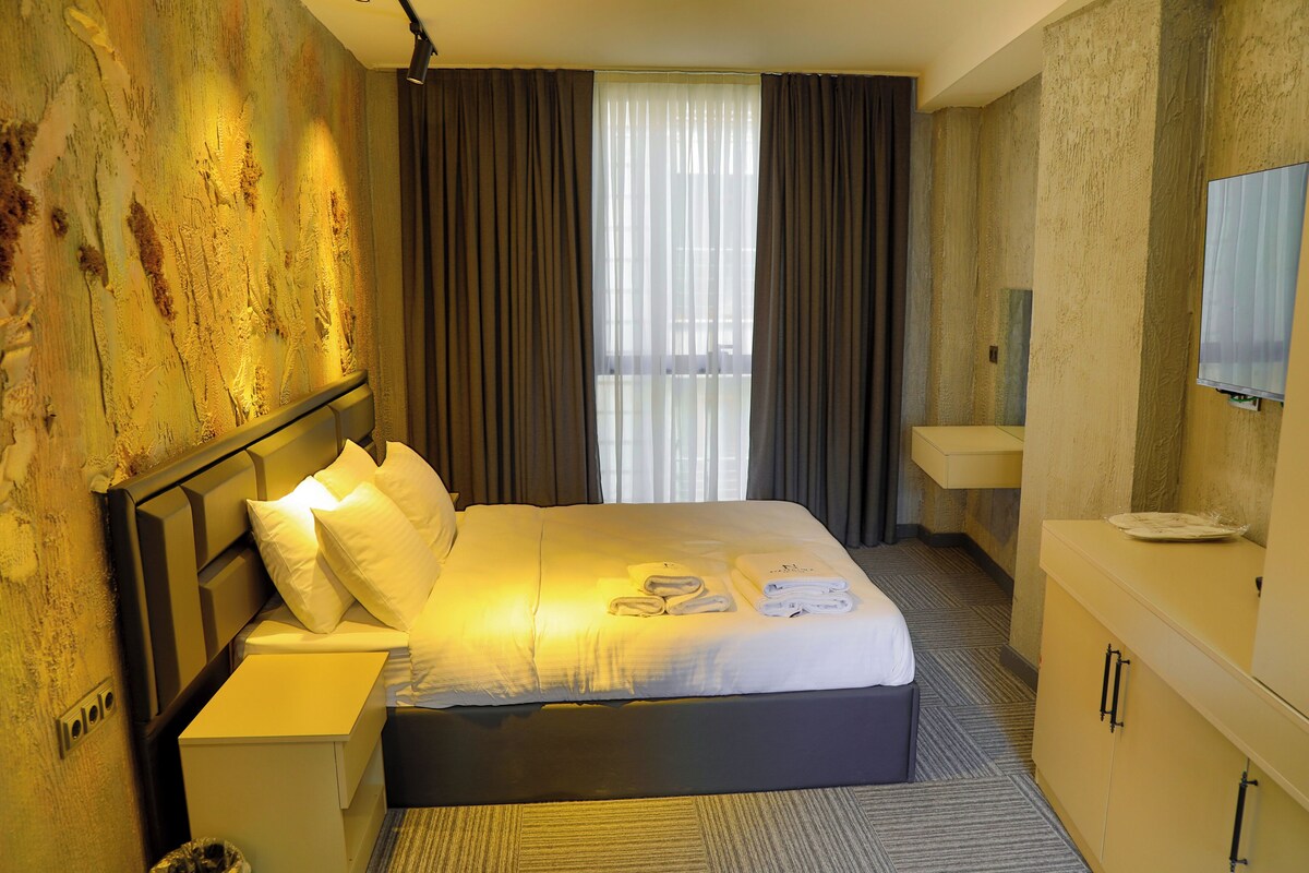Suite Deluxe | Una cassaforte in camera, una scrivania, postazione laptop