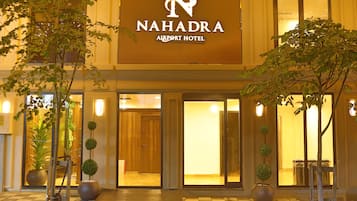 L’extérieur de l’hôtel Nahadra Airport présente une entrée bien dégagée, des plantes en pot et une enseigne au-dessus des portes.