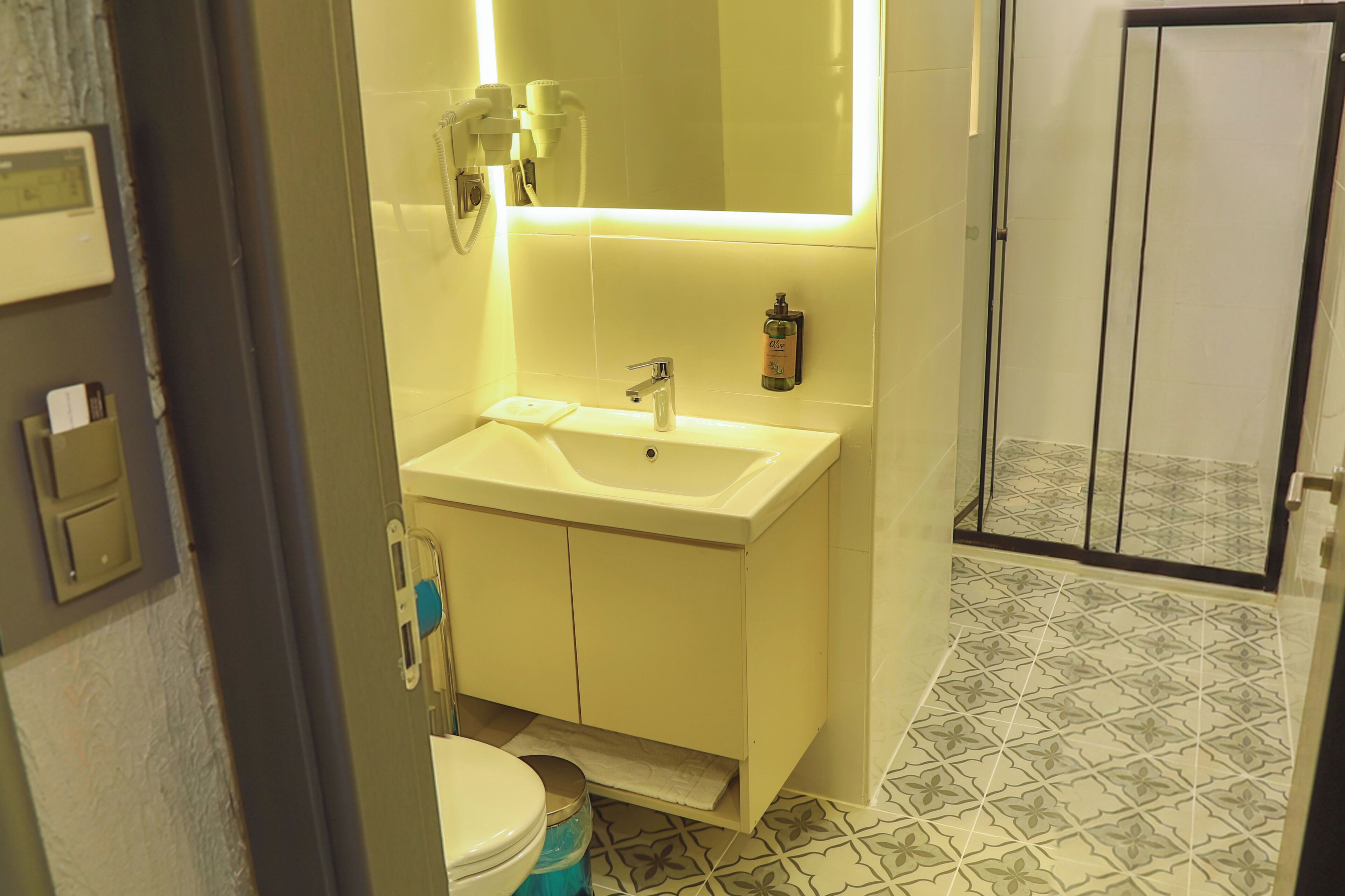 Habitación doble Deluxe | Baño | Regadera, regadera tipo lluvia, amenidades de baño gratuitas 