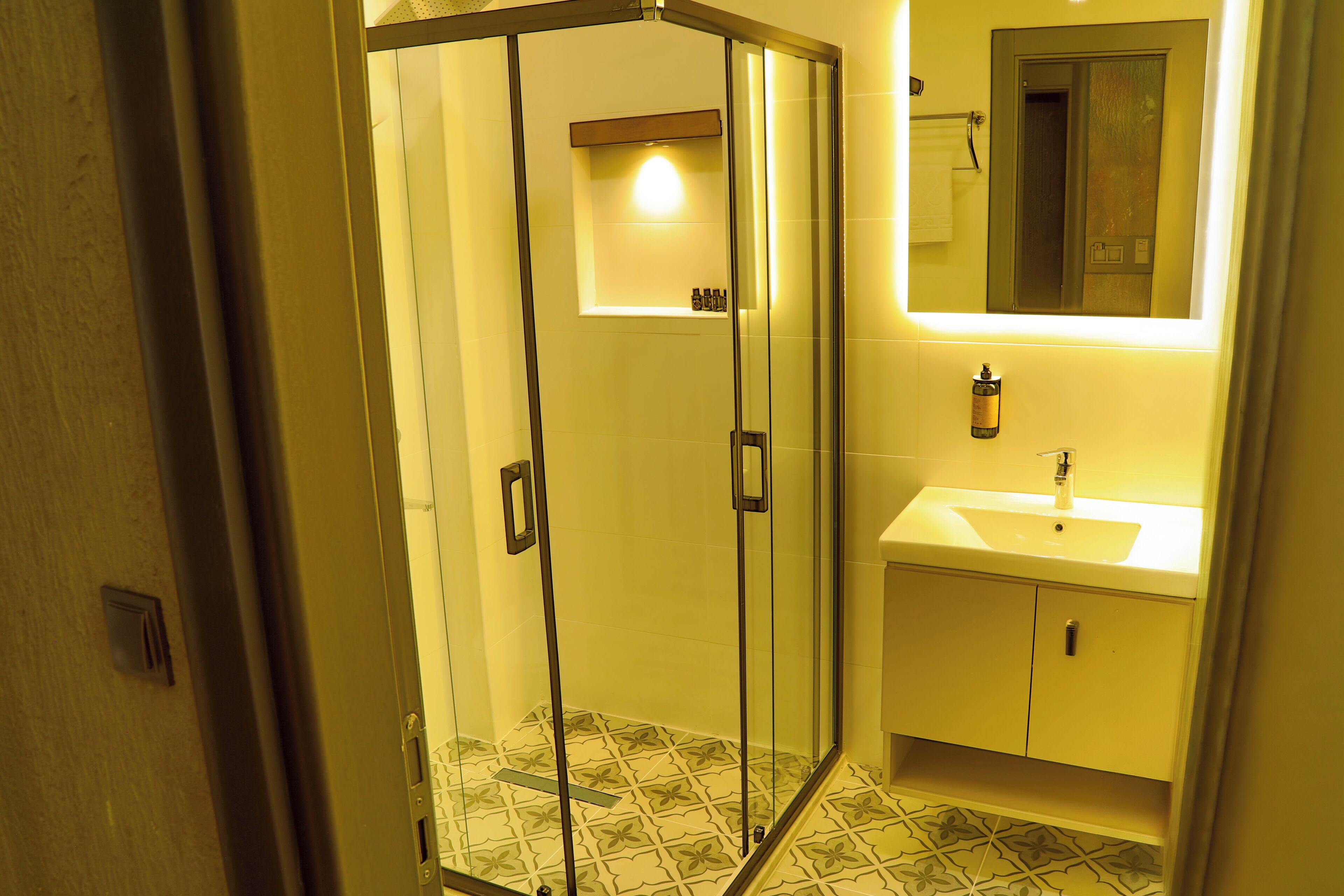 Doppia Deluxe | Bagno | Set di cortesia gratuito, asciugacapelli, pantofole, asciugamani