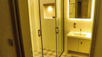 Doppia Deluxe | Bagno | Set di cortesia gratuito, asciugacapelli, pantofole, asciugamani