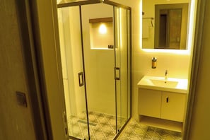 Doppia Deluxe | Bagno | Set di cortesia gratuito, asciugacapelli, pantofole, asciugamani