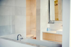 Bathroom - Spadina Design Hotel (Toronto)