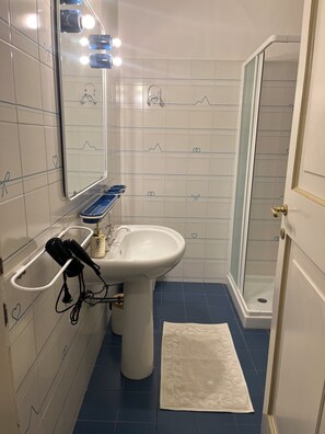 Doccia, asciugacapelli, bidet, asciugamani