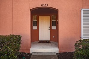 Ein Haus mit weißer Tür, einem Briefkasten und der Hausnummer 8553 über der Tür.