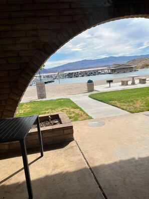 Eine Terrasse mit Blick auf eine Marina und Berge.