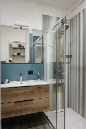 Deluxe-Stadtwohnung | Badezimmer | Dusche, Haartrockner, Handtücher, Seife