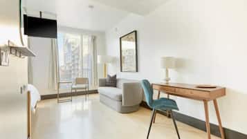 Deluxe Suite, City View | Living area