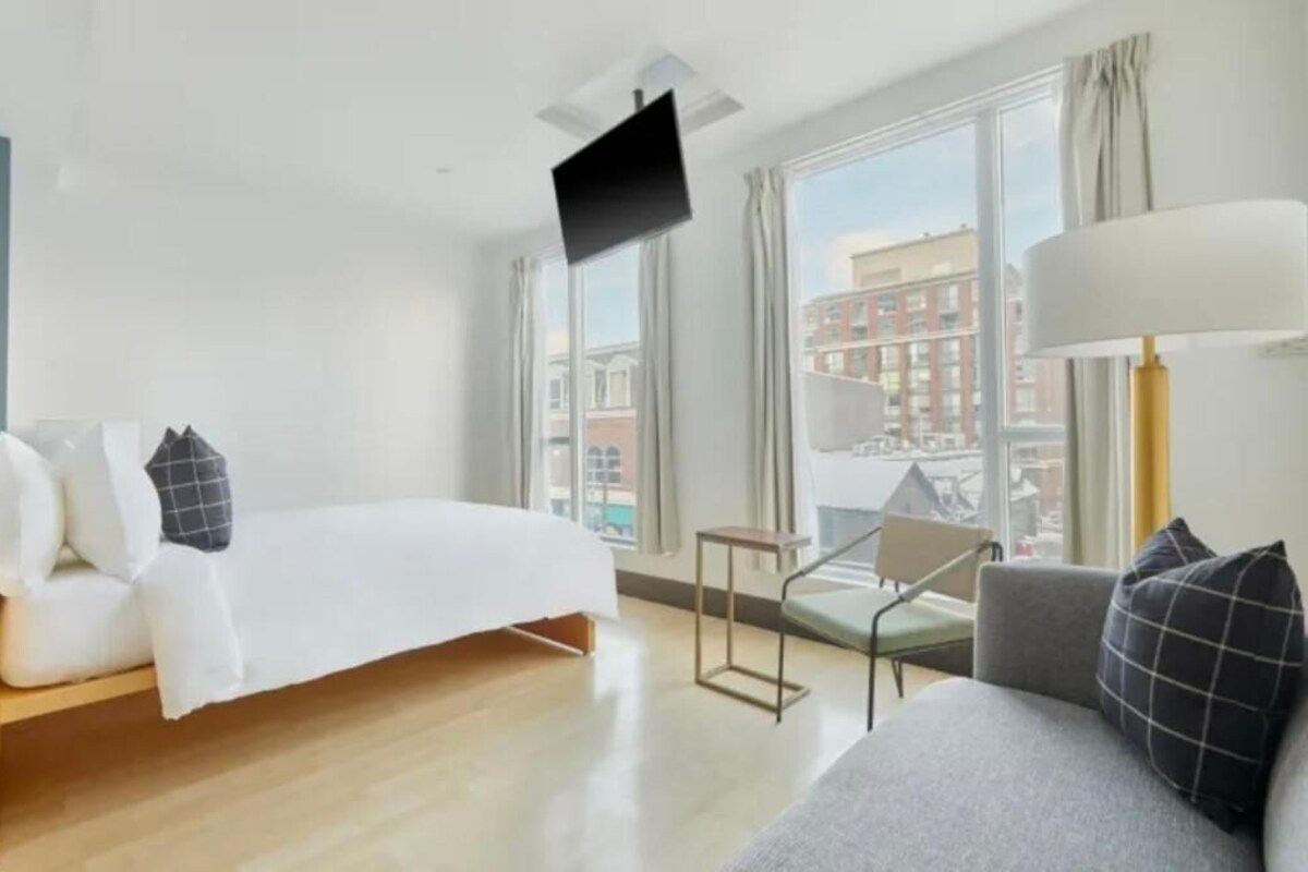 Deluxe Suite, City View