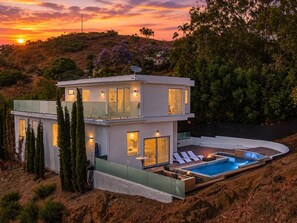 A modern two-story house with a swimming pool and a view of the sunset. - ৎ୭Luxury Hollywood Hills | 5BR + Poolৎ୭ (Los Angeles)