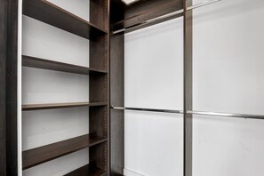 Een metalen kast met meerdere planken en een schuifdeur.