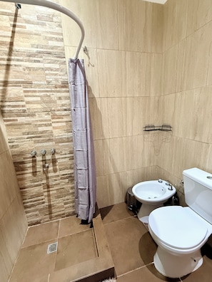 Towels, soap, shampoo, toilet paper - Serena Suites  (Carlos Spegazzini)