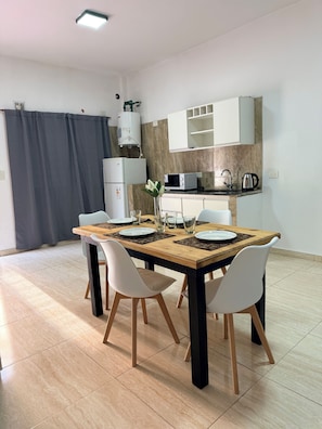 Microwave, cookware/dishes/utensils - Serena Suites  (Carlos Spegazzini)